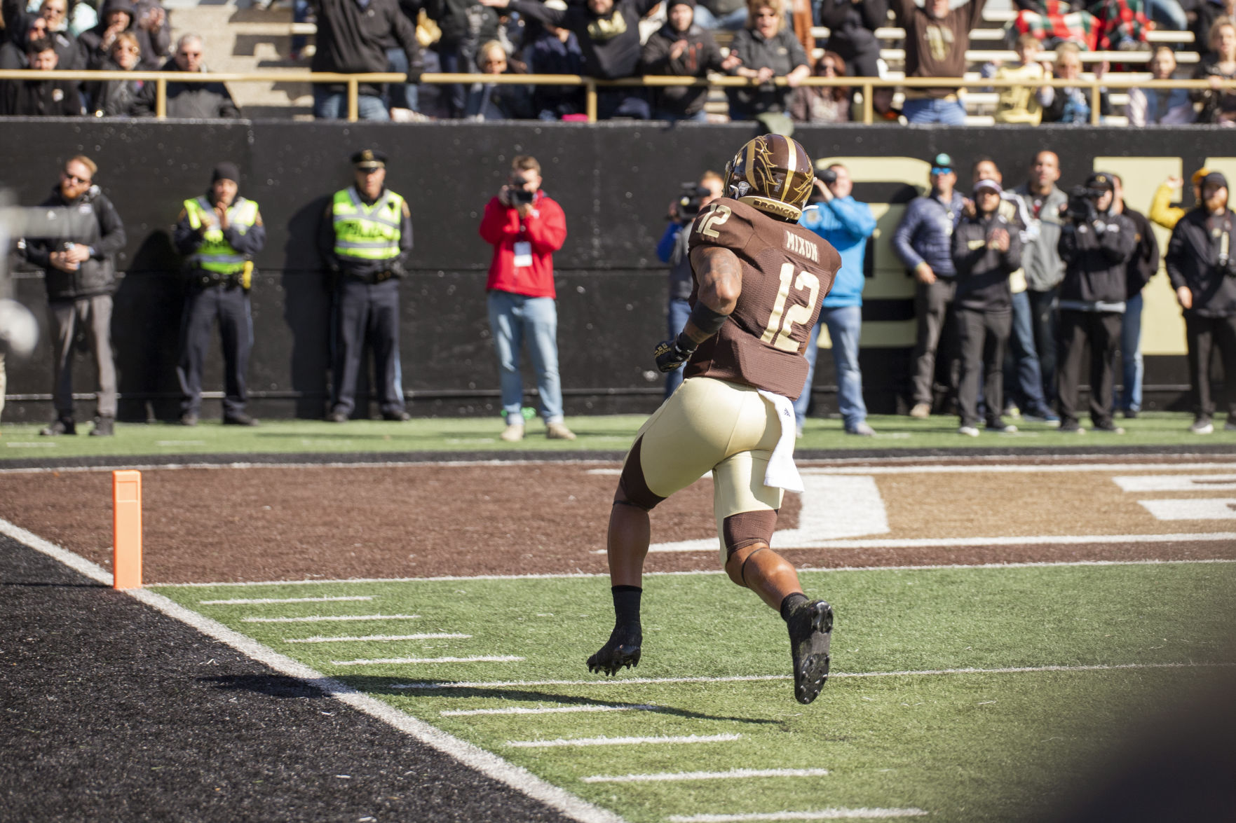 Wide Receiver Kieth Mixon runs to the ends zone